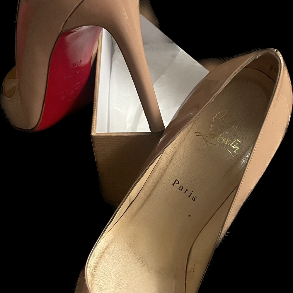 Christian Louboutin Decollete 868 100 patent calf. 40 1/2 Nude. Small tear, OBO